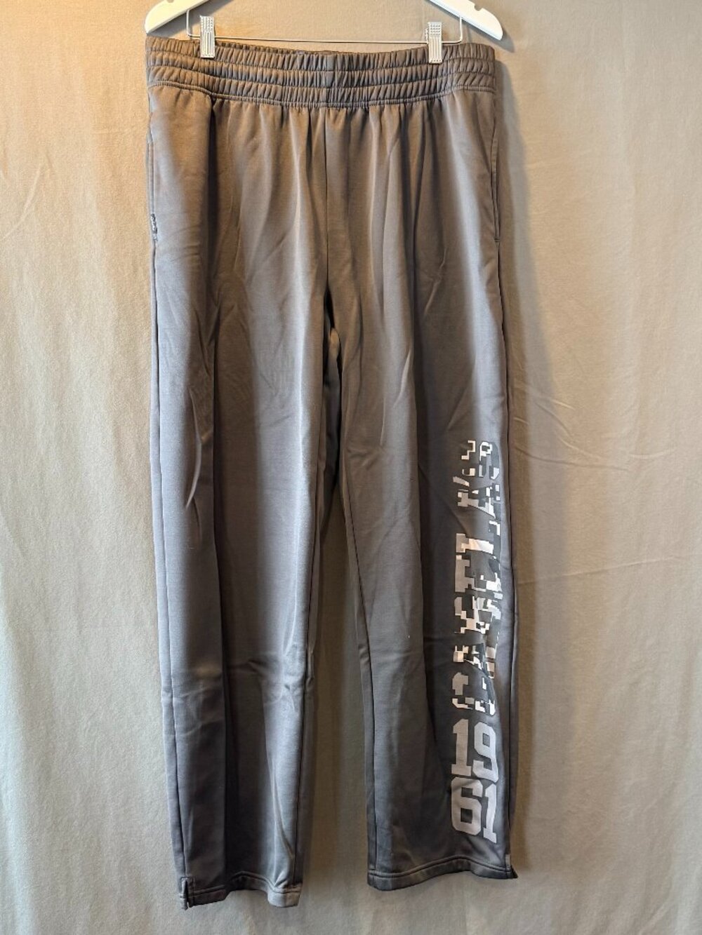 Cabela's Size Large Dark Gray with Camo Sweatpants